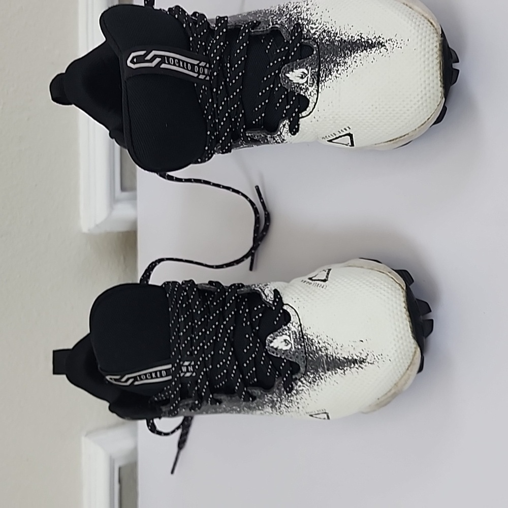 Under Armour Locked Down Kids' Black and White Foot Ball Cleat Sneaker Size 3.5Y - Picture 3 of 11